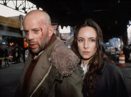 Auf seinem Trip in die Vergangenheit lernt James Cole (Bruce Willis) die Psychiaterin Dr. Kathryn Railly (Madeleine Stowe) kennen.