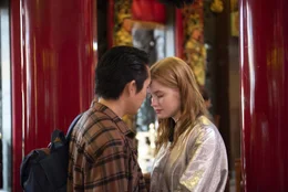 Paul (Justin Chon, l.); Erin (Ellie Bamber, r.)