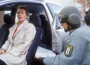 Der Suchtrupp der Polizei findet und entschärft die Bombe. Eva (Karen Böhne) schwitzt währenddessen Blut und Wasser.