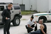 Horatio (David Caruso, li.) und Delko (Adam Rodriguez, 2.v.re.) haben es geschafft, den Anf&uuml;hrer der Mala Noche, Raphael Sifuentes (Lobo Sebastian), zu stellen. Nun muss das CSI-Team nur noch Diablo schnappen...