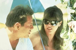 Solange Nadia Gates (Kim Basinger, r.) keinen Alkohol trinkt, ist sie f&uuml;r Walter Davis (Bruce Willis, l.) die Traumfrau ...