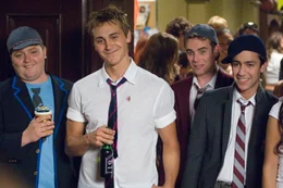 Erik, Ryan und Cooze gehen aufs College und treten der Beta-House-Bruderschaft bei. Der Vorsitzende ist niemand geringeres als Dwight Stifler (Steve Talley)!