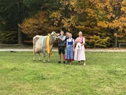 Familie Müller mit ihrer Milchkuh Rihana. Familie Müller mit ihrer Milchkuh Rihana.