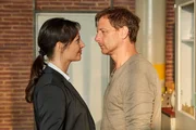 Schulamtsleiterin Frau Mai (Dagny Dewath) hat es offenbar auf Stefan (Hendrik Duryn) abgesehen.