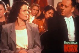 Der geplagte Meisterdieb Hudson Hawk (Bruce Willis, r.) ahnt nicht, welche Rolle die Kunstexpertin Dr. Anna Baragli (Andie MacDowell, l.) in dieser dubiosen Geschichte spielt ...