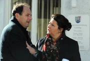 Hubert ist verwirrt, als Moni nichts von Josephs Spende weiß. Von links: Hubert Kirchleitner (Bernhard Ulrich) und Monika Vogl (Christine Reimer). Hubert ist verwirrt, als Moni nichts von Josephs Spende weiß. Von links: Hubert Kirchleitner (Bernhard Ulrich) und Monika Vogl (Christine Reimer).
