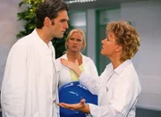 Schwester Nikola (Mariele Millowitsch, re.) - R&auml;cherin der Wohnungslosen - macht Dr. Schmidt (Walter Sittler) Vorw&uuml;rfe, weil er Elke (Jenny Elvers) die Wohnung gek&uuml;ndigt hat.