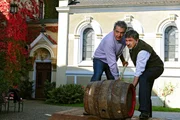 André (Joachim Lätsch, l.) und Julius (Michele Oliveri, r.) wollen zur Hochzeit von Theresa und Konstantin, eine alte Bierbrauertradition aufleben lassen: das Bierfassrollen.