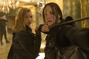 Schweren Herzens nimmt Katniss (Jennifer Lawrence, r.) ihre Rolle als Freiheitsikone an. Nun soll sie als das Gesicht der Rebellion gemeinsam mit anderen Siegern der Hungerspiele (Natalie Dormer, l.) im Capitol dem despotischen Pr&auml;sidenten Snow vor laufender Kamera das Lebenslicht ausl&ouml;schen ...