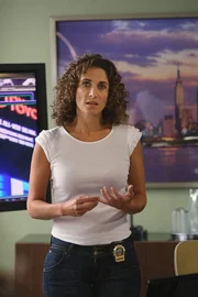 Detective Stella Bonasera (Melina Kanakaredes).