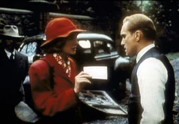 Kay (Diane Keaton, M.) erf&auml;hrt von Tom Hagen (Robert Duvall, r.), dass ihr Mann Michael untergetaucht ist und sein Versteck selbst vor ihr geheim halten muss ..._Titel: Der Pate II