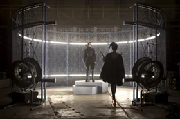 Mit Hilfe von wird Katniss (Jennifer Lawrence) zum Symbol der Aufst&auml;nde. Schafft sie es als "Mockingjay", die Freiheit f&uuml;r ihren Distrikt  zu erk&auml;mpfen?