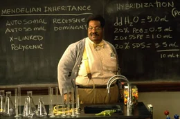 Dekan Richmond beauftragt Chemieprofessor Sherman Klump (Eddie Murphy) damit, ein Mittel zur Unterst&uuml;tzung der Gewichtsabnahme zu entwickeln. Er will schon bald Ergebnisse sehen, um von Unternehmer Harlan Hartley eine F&ouml;rderung zu erhalten. Klump testet das Mittel an sich selbst - mit Folgen ...
