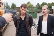 Das Gangstertrio will sich Alex (Vinzenz Kiefer) und Jackie (Sina Tkotsch) entledigen.