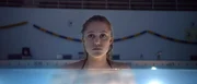 In einem Schwimmbad stellen Jay (Maika Monroe) und ihre Freunde dem unheimlichen Wesen eine Falle.