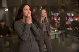 Die Brutalit&auml;t ihrer Feinde setzt auch der sonst so tapferen Katniss (Jennifer Lawrence, l.) gewaltig zu. Hat sie jetzt noch eine Wahl, dem gef&auml;hrlichen Angebot Coins (Julianne Moore, 2.v.l.) zu widersprechen?