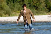 Peter (Daniel Fünffrock) bekommt eine Panikattacke, als er in den Fluss steigt, um seine Identität wiederzufinden.