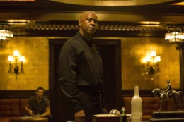 The Equalizer - Der ehemalige CIA-Agent Robert McCall ist untergetaucht und arbeitet seither als Abteilungsleiter in einem Baumarkt in Boston. In seinem Stammlokal lernt er die junge Alina kennen, die als Prostituierte unter dem Namen Teri arbeitet. Wenig sp&auml;ter landet diese schwer verletzt im Krankenhaus. Ihr Zuh&auml;lter Slavi hat sie &uuml;bel zugerichtet. McCall macht kurzen Prozess. Die russische Mafia reagiert prompt und setzt den eiskalten Killer Teddy auf ihn an. - Im Bild: Denzel Washington (Robert 'Bob' McCall). Foto: ORF/Sony Pictures/Scott Garfield. Ver&ouml;ffentlichung honorarfrei nur f&uuml;r redaktionelle Berichterstattung in Sendungszusammenhang und mit Copyrightangabe. Kontakt: foto@orf.at