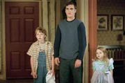 Als sich &uuml;berall auf der Welt die Zeichen h&auml;ufen, dass eine Invasion von Au&szlig;erirdischen bevorsteht, verrammeln Graham, sein Bruder Merrill (Joaquin Phoenix, M.) und die Kinder Morgan (Rory Culkin, l.) und Bo (Abigail Breslin, r.) das Haus und besinnen sich alter Pioniertugenden ...