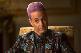Der bunte Spa&szlig;vogel und treue Begleiter der Kandidaten der Hungerspiele: Ceasar Flickerman (Stanley Tucci). Doch kann er dieses Jahr sein Publikum zum Lachen bringen?
