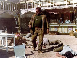 Bereitet dem Spuk schnell ein Ende: Tom (Bud Spencer, M.) ...