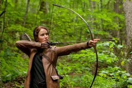 Im Gegensatz zu Peeta ist Katniss (Jennifer Lawrence) eine hervorragende Bogensch&uuml;tzin und eine gute J&auml;gerin. Wird ihr dies zugutekommen in dem m&ouml;rderischen &Uuml;berlebenskampf der Hungerspiele ...