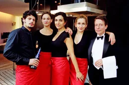 Ein perfektes Team f&uuml;r einen perfekten Abend: Gus (Manuel Cortez, l.), Britta (Henriette Heinze, 2.v.l.), Filiz (Ilknur Boyraz, M.), Manu (Barbara Philipp, 2.v.r.) und Toby (Steffen Scheumann, r.)