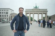 Mirko Drotschmann am Brandenburger Tor.
