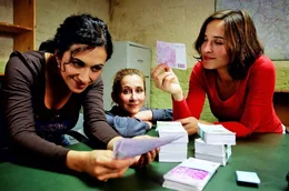 Filiz (Ilknur Boyraz, l.), Manu (Barbara Philipp, M.) und Britta (Henriette Heinze, r.) freuen sich &uuml;ber ihre Beute von 170.000 Euro. Genug Startkapital, um sich selbstst&auml;ndig zu machen.