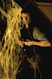 Kit Latura (Sylvester Stallone) k&auml;mpft in einem atemlosen Wettlauf gegen die Zeit, um eine Gruppe festsitzender Pendler aus dem eingest&uuml;rzten Tunnel, 100 Fu&szlig; unter dem Hudson River, zu befreien.