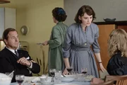 Monika Schöllack (Sonja Gerhardt, r.) beschuldigt ihre Mutter Caterina (Claudia Michelsen, 2.v.l.), die Tanzschule unrechtmäßig zu besitzen und ruiniert dadurch das Mittagessen bei Helga von Boost (Maria Ehrich, 2.v.r.), an dem auch Dr. Jürgen Fassbender (Heino Ferch, l.) teilnimmt. Monika Schöllack (Sonja Gerhardt, r.) beschuldigt ihre Mutter Caterina (Claudia Michelsen, 2.v.l.), die Tanzschule unrechtmäßig zu besitzen und ruiniert dadurch das Mittagessen bei Helga von Boost (Maria Ehrich, 2.v.r.), an dem auch Dr. Jürgen Fassbender (Heino Ferch, l.) teilnimmt.