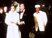 Jennifer (Stefanie Powers, l.) und Jonathan (Robert Wagner, 2.v.r.) sind bei der feierlichen Eröffnung einer archäologischen Ausstellung. Nichtahnend, dass ein Gast in Jennifer einer verlorene Prinzessin vermutet ...