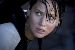 Obwohl von den letztj&auml;hrigen Hungerspielen schwer traumatisiert, muss Katniss (Jennifer Lawrence) erneut in der Arena bei einem Kampf auf Leben und Tod mitspielen ...