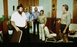 Bud Spencer als Rizzo 'Piedone' (l.)