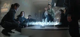 Wollen sich in einer letzten geheimen Mission mitten ins Capitol wagen, um Pr&auml;sident Snow zu t&ouml;ten (v.l.n.r.): Lieutenant Jackson (Michelle Forbes), Katniss Everdeen (Jennifer Lawrence), Finnick Odair (Sam Claflin), Messalla (Evan Ross), Cressida (Natalie Dormer), Castor (Wes Chatham), und Pollux (Elden Henson) ...