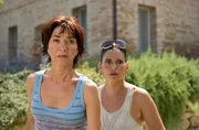 Völlig aufgelöst erreichen Merle (Anja Franke, l.) und Vera (Sandra Speichert, r.) Gunters Villa.