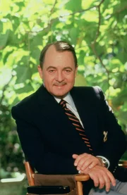 Unter der strengen Aufsicht des Hausverwalters Jonathan Higgins (John Hillerman), einem früheren Soldaten der britischen Armee, versucht Magnum, die ihm zugedachten Privilegien immer weiter auszureizen ...