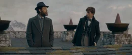 Albus Dumbledore (Jude Law, l.); Newt Scamander (Eddie Redmayne, r.)