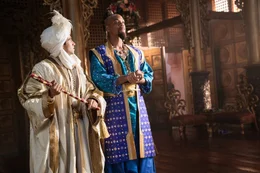 Aladdin (Mena Massoud , l.); Dschinni (Will Smith, r.)
