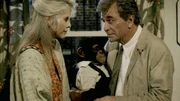 Lt. Columbo (Peter Falk) befragt Trish (Britt Lind), eine Nachbarin des ermordeten Freddy Brower, nach dessen Lebensgewohnheiten. Mit Hilfe des Schimpansen und dessen Fingerabdrücken kommt er dem Mörder auf die Spur. Lt. Columbo (Peter Falk) befragt Trish (Britt Lind), eine Nachbarin des ermordeten Freddy Brower, nach dessen Lebensgewohnheiten. Mit Hilfe des Schimpansen und dessen Fingerabdrücken kommt er dem Mörder auf die Spur.