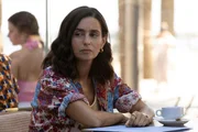 Alba (Serena Manteghi) beobachtet Jennas Stalker quasi rund um die Uhr.