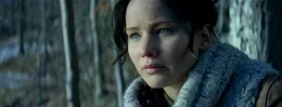 &Uuml;berall und immer wieder &uuml;berfallen Katniss (Jennifer Lawrence) schreckliche Alptr&auml;ume, die ihren Ursprung in den Hungerspielen haben. Da erf&auml;hrt sie, dass Pr&auml;sident Snow die diesj&auml;hrigen Spiele erneut mit ihr und Peeta bestreiten will ...