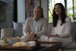 Laird Becker (Matthew Broderick) und seine Frau Allison (Laura Benanti) empfangen Maddie und wollen als Helikopter-Eltern nat&uuml;rlich nur das Beste f&uuml;r ihren Sohn Percy.