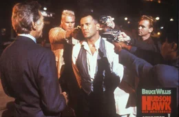 Um seinen Freund Tommy (Danny Aiello, l.) zu sch&uuml;tzen, begibt sich Meisterdieb Hudson Hawk (Bruce Willis, M.) auf Diebestour. Schon bald hat er die Polizei, die Mafia und den Vatikan im Nacken sitzen ...