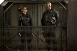 Katniss (Jennifer Lawrence, l.) bekommt Unterst&uuml;tzung von K&auml;mpfer Boggs (Mahershala Ali, r.). Schaffen sie es, die Gefangenen zu befreien und den Gr&auml;ueltaten in den Distrikten endlich ein Ende zu setzen?