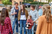 Stefan Vollmer (Hendrik Duryn, 2.v.l.) m&ouml;chte, dass Iris (Birthe Wolter, l.) Xenia (Merle Juschka, 3.v.l.) und ihren Geschwistern Yves (Oskar Redfern) und Zazie (Julia V&ouml;lk) hilft. r.: Karin (Jessica Ginkel)