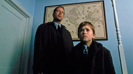 Psychologe Malcolm Crow (Bruce Willis) k&uuml;mmert sich um den verhaltensgest&ouml;rten Jungen Cole (Haley Joel Osment), der &uuml;berall tote Menschen sieht..