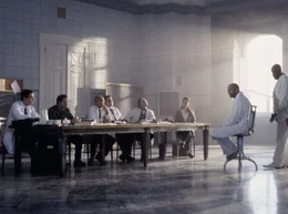 ARD 12 MONKEYS (12 monkeys), USA 1995, Regie Terry Gilliam, am Samstag (26.01.13) um 00:45 Uhr im Ersten. Die Psychiater halten James Cole (Bruce Willis, 2. v. re.) f&uuml;r vollkommen verr&uuml;ckt.