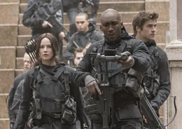 M&uuml;ssen erkennen, dass die Mitmenschlichkeit im Krieg auf der Strecke bleibt und es niemals m&ouml;glich ist, seine Liebsten w&auml;hrend kriegerischen Auseinandersetzungen immer und &uuml;berall zu besch&uuml;tzen: Katniss (Jennifer Lawrence, l.), Boggs (Mahershala Ali, M.) und Gale (Liam Hemsworth, r.) ...