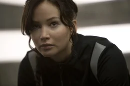 Nachdem Katniss (Jennifer Lawrence) und Peeta die Hungerspiele gemeinsam &uuml;berlebt haben, sieht ihre Zukunft zun&auml;chst sehr rosig aus. Doch dann m&uuml;ssen beide erneut in der Arena bei einem Kampf auf Leben und Tod mitmachen ...